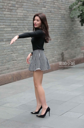 搭讪格子短裙高跟靓女