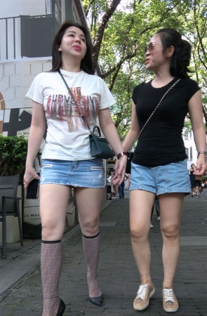 短裙长发丰腴美眉