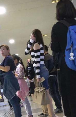 两位短裙女神逛商场