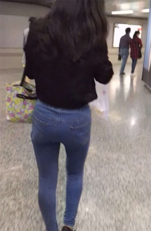 紧身蓝色牛仔裤圆臀美眉