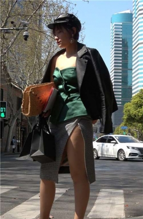 4K – 外拍的性感丝袜美腿绿色高跟女模特 [1.59 GB/MP4]