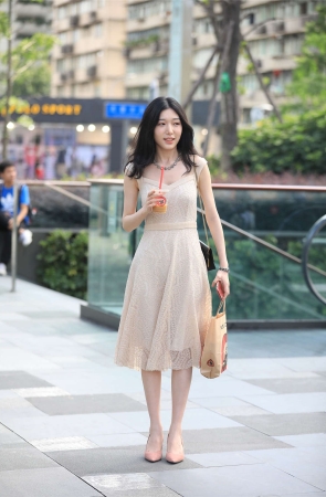 米色吊带裙女神