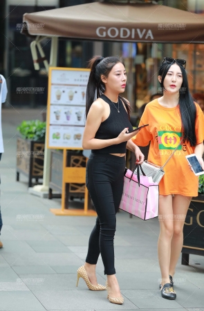 黑裤 高挑 翘臀 的闺蜜