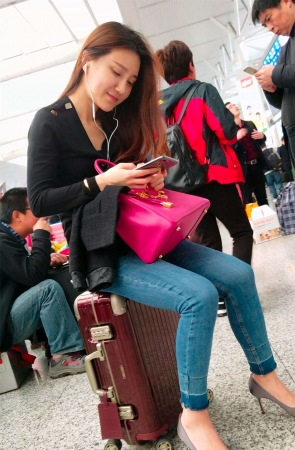 聊得很嗨的紧身蓝牛美女