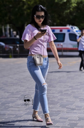 牛仔紧绷显美臀