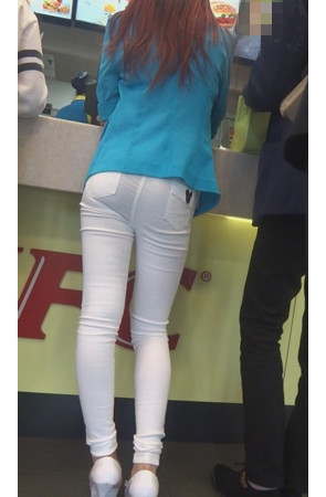 等汉堡的白裤紧身妹纸