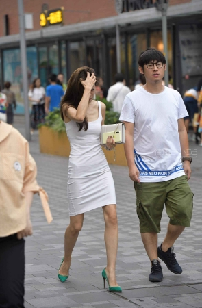 极品性感身材开叉燕尾裙美女