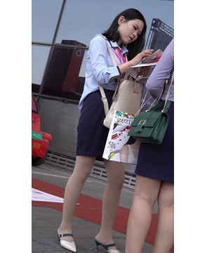 丝袜OL工作装女神 [1.73 GB/MP4]