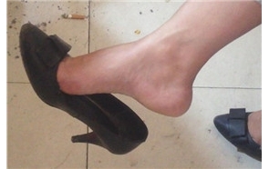 紧身牛仔裤少妇的玉指就这么叼着高跟晃，受不了。