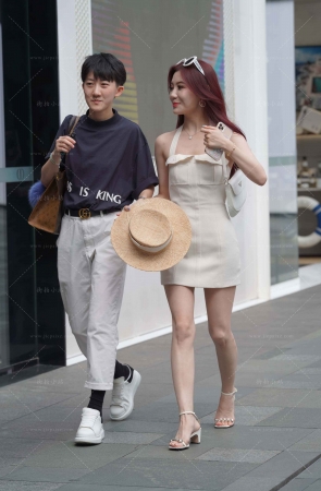 街拍白皙时尚女神美女