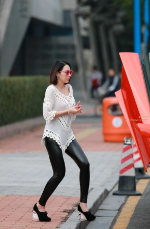 开兰博基尼的紧身皮裤