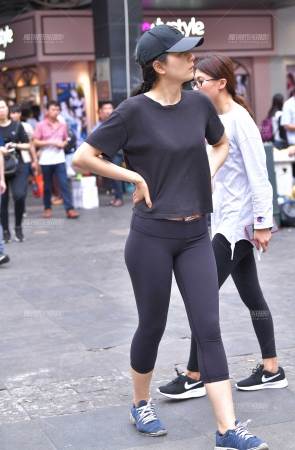 买冰淇淋的黑裤圆润臀