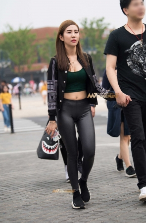 超紧身黑色弹力裤美女