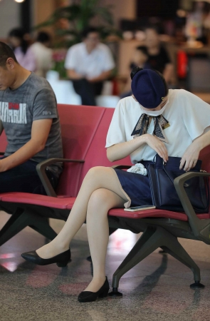 【街拍心灵】机场候机厅街拍制服肉丝