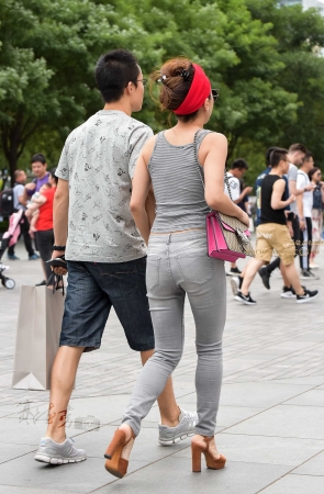 7.23 真空背心牛仔少妇