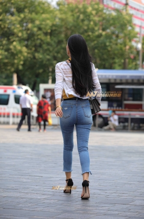 烈日炎炎，紧牛美女也怕晒