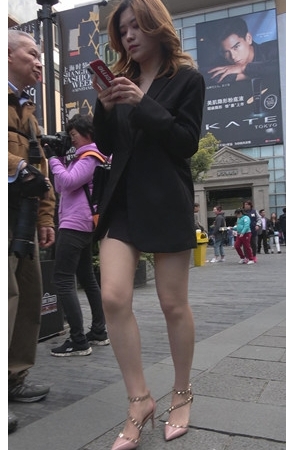 玩手机的黄发妹子[915M/MP4]