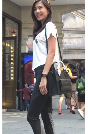 笑起来很甜的黑色紧身美女[1.36G/MP4]