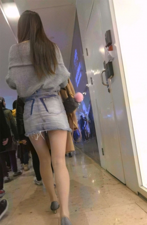 灰色外套牛仔短裙丝袜高跟鞋美女