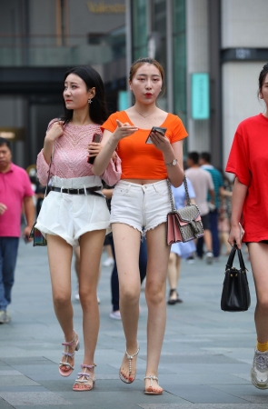 纤细的热裤大长腿