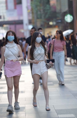 偶遇白热裤美腿小仙女