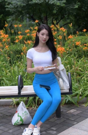 精选街拍作品 NO.1357 一只麋鹿摄影作品 – 蓝色瑜伽裤美女[751P/856MB]