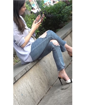 4K – 漂亮的破洞牛仔高跟极品美脚女神 [2.18 GB/avi]