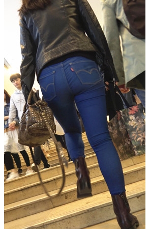 蓝色紧身牛仔裤美眉