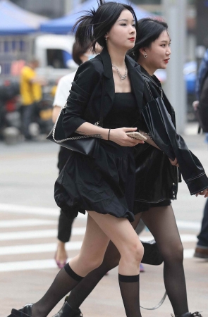 漂亮街拍黑丝妹子