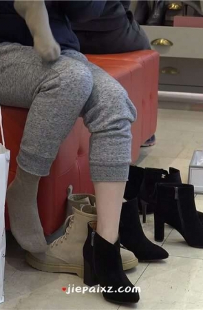 4K – 试鞋的成熟美妇 [777 MB/MP4]