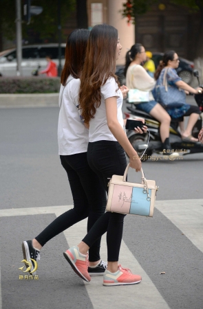 白衣黑裤小妹妹—-（14P）