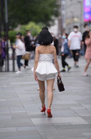 性感抹胸短发少妇