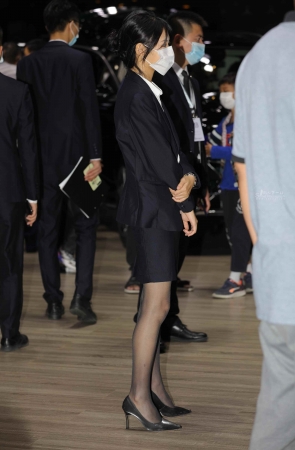 【街拍心灵】奔驰黑丝高跟街拍制服销 售顾问