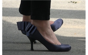 4k-街拍等公交的极品裸足高跟鞋少妇