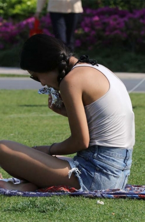 No1730 道具出场，气垫床助健美女生脸脚同框出镜 第1套