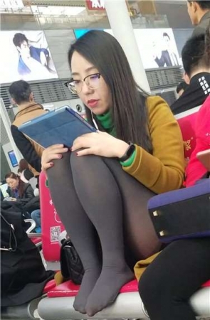 4k超清，气质黑丝美女这样看平板，坐对面受不了啦