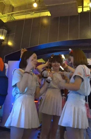 白色超短裙年轻妹子性感白腿