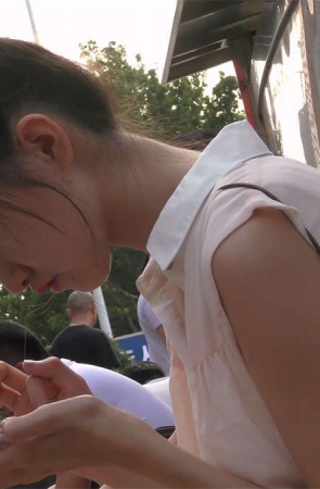 坐在椅子上休息的美女