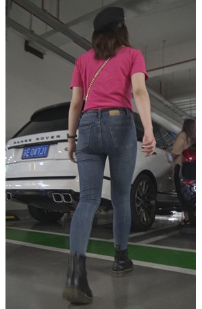 粉衣蓝牛小姐姐