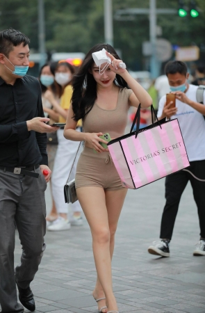 还是那条街，还是那靓妹