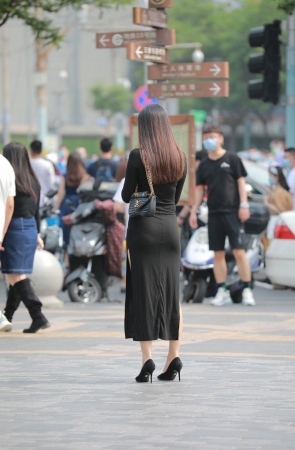 黑色紧身长裙美女