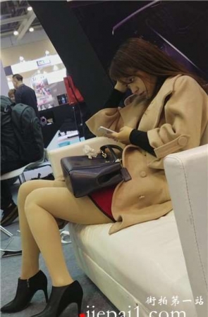 沙发上专心低头玩手机的肉丝袜美腿女神姐姐