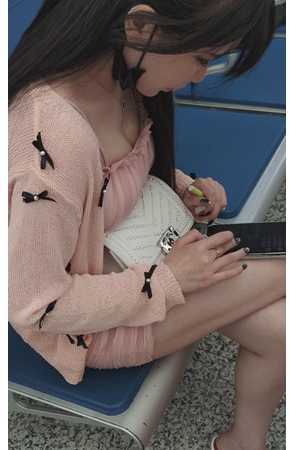 玩手机的漂亮美女