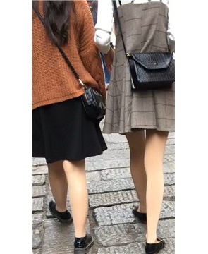 跟拍两位苗条细腿短裙丝袜妹纸