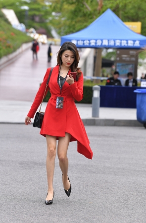 大红裙长腿美女