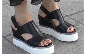 4k-超近特写鲜艳红指美足增高鞋美女