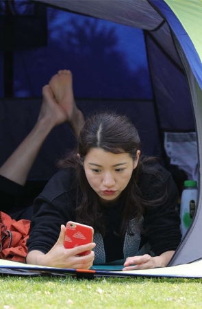 No1525 漂亮少妇卖萌自拍后掉转方向，瞬时门户大开，美足全面失守 第1套