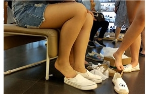 鞋店试鞋的丝袜牛仔包臀裙小美女