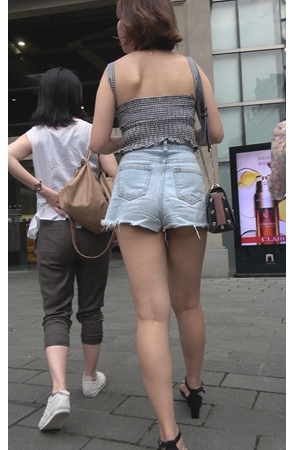 漂亮的裸腿美妇[1.44G/MP4]