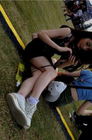 草地上的爱笑女孩